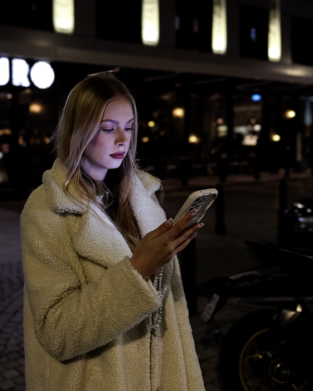 A woman getting home at night in a booked ride with SafeMe keeping watch